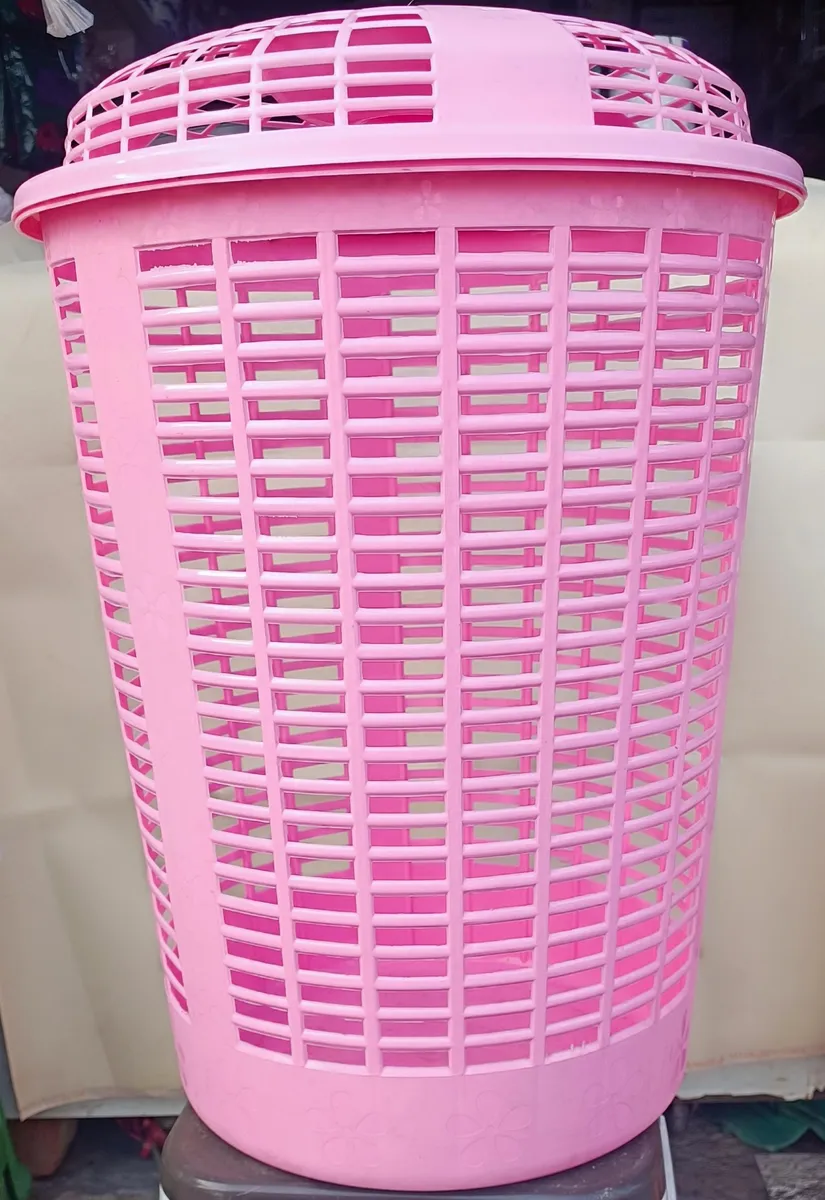Round Vented Plastic Laundry Hamper Basket with Lid (Pink)
